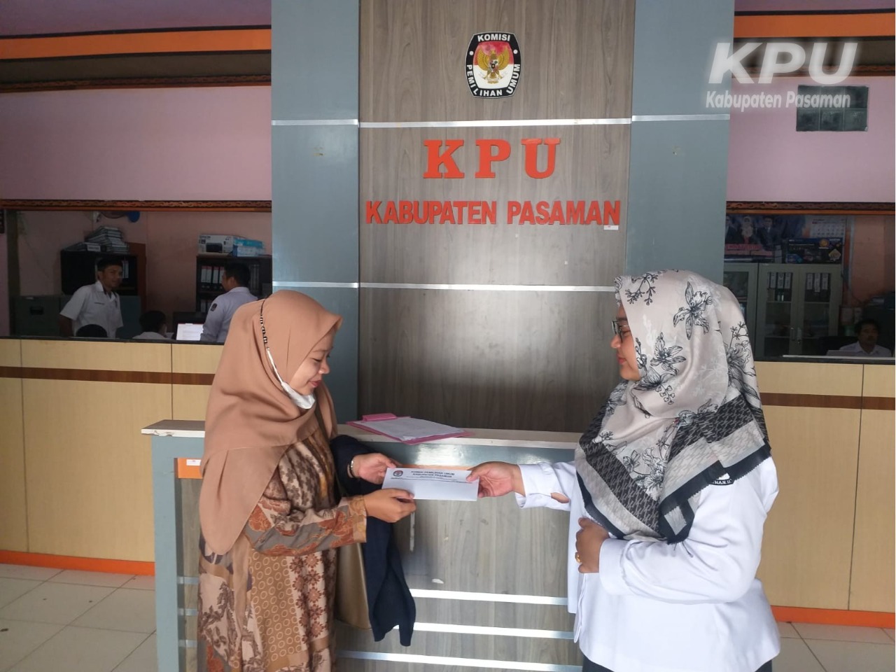 Penyerahan Permintaan Data Informasi Pelayanan Publik di KPU Kabupaten Pasaman
